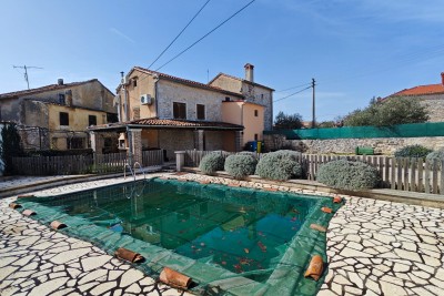 Casa in pietra d'Istria con piscina in un posto tranquillo