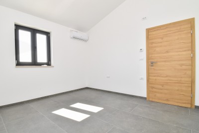 Mediteranska kamena vila s panoramskim pogledom i prostranim dvorištem 24