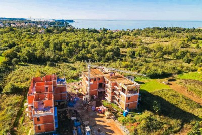 Ausgezeichnete Wohnung im Erdgeschoss mit Garten 900 m vom Meer entfernt in der Nähe von Poreč - in Gebäude 4