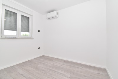 Trosoban stan na 1. katu moderne zgrade – 5 min od Poreča, terasa, parking 7