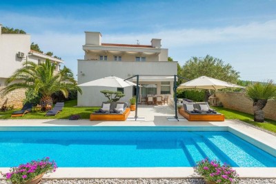 Luksuzna samostojeća vila s bazenom, wellness prostorom i uređenom okućnicom 49