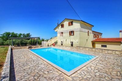 Istria, Porec area - Apartment house with pool and sea view