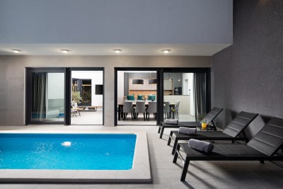 Moderna vila sa bazenom, saunom i 8 spavaćih soba bogatog sadržaja blizu mora 15