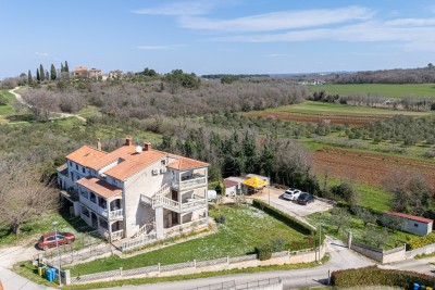 Investicijska prilika: kuća s građevinskim zemljištem za izgradnju 7 stanova, svega 700 m od mora