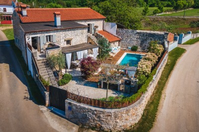 Središnja Istra, Obnovljena kamena vila s bazenom