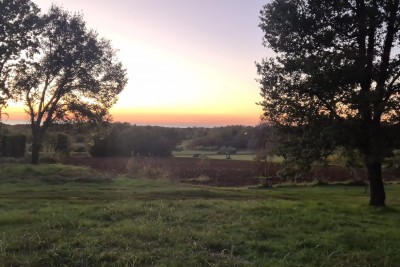 Građevinsko zemljište sa prekrasnim pogledom na more, na rubnom djelu naselja