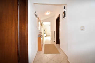 Poreč nei dintorni – ampia casa con 3 appartamenti, grande giardino e potenziale per piscina 50