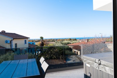 Modernes Apartment mit Whirlpool auf der Terrasse und Meerblick in der Nähe von Poreč