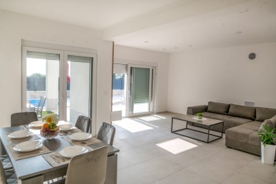 Umag – Moderna vila s bazenom i pogledom na more 2
