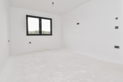 Luksuzan stan na 1. katu s prostranom natkrivenom terasom – mirna lokacija, 3 km od mora 20