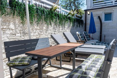 Renovirana kuća s bazenom u mirnom okruženju 23