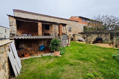 Istrian property with a lot of potential in a quiet location 4 km from the sea
