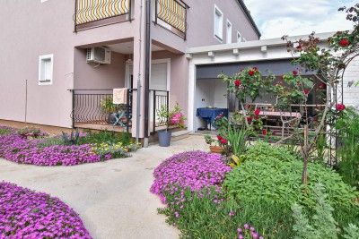 Stan u prizemlju s uređenim vrtom i pogledom na more 2