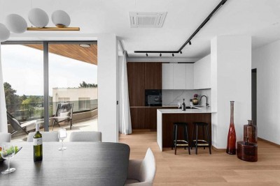 Luksuzni penthouse  s jacuzzijem i pogledom na more 11