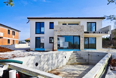 Nova moderna vila v mirnem istrskem kraju z rustikalnimi elementi - v fazi gradnje