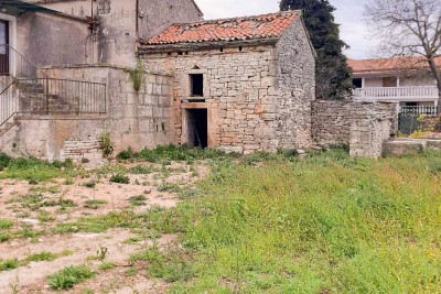 Nice Istrian property with an intimate fenced yard