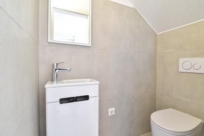 Dvoetažni stan s dvorištem i pogledom na more 8