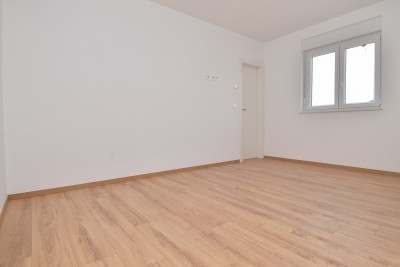 Luksuzan stan u prizemlju s bazenom, 700m od mora i marine 11