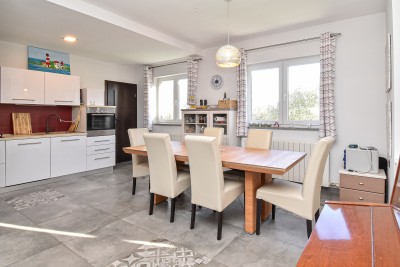 Ekskluzivna kuća – oaza mira s bazenom i garažom 15