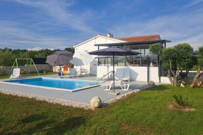 Ekskluzivna kuća na osami s bazenom i prostranom okućnicom 4