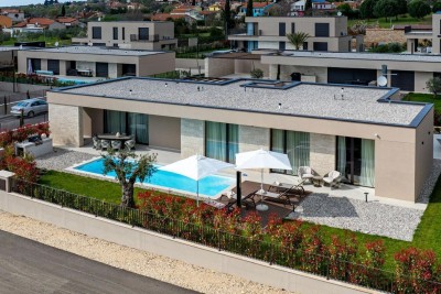 Moderna luksuzna vila s bazenom i panoramskim pogledom na more