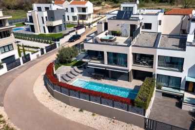 Poreč-Luksuzna vila s pogledom na more500 m od plaže, wellness i rooftop jacuzzi 8