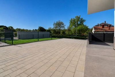 Stan u modernoj zgradi sa dvorištem udaljen 400m od plaže