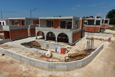 Poreč okolica – Luksuzna dvojna vila u roh bau fazi s bazenom i pogledom na more - u izgradnji