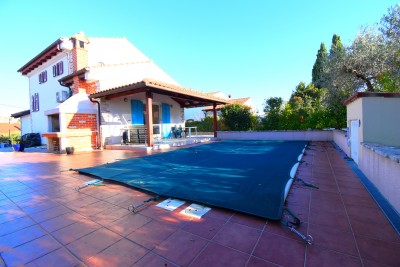 Una bella casa con piscina 13