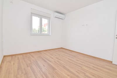 Moderan stan na 1. katu 700m od mora i marine 9