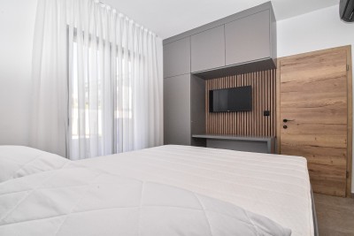 Moderna prizemnica s bazenom na mirnoj lokaciji 14