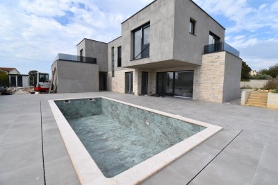 Villa moderna con garage e piscina