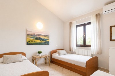 Poreč, prizemnica s bazenom i velikom okućnicom 7