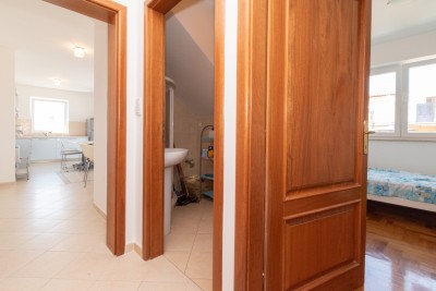 Dvoetažni stan s panoramskim pogledom na more i garažom 16