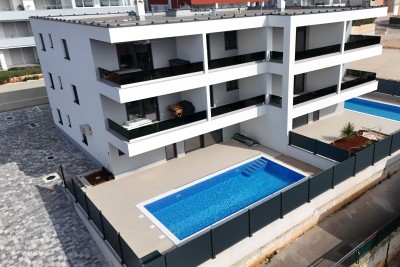 Luxuriöse Wohnung im Erdgeschoss mit Swimmingpool, 700 m vom Meer und dem Yachthafen entfernt