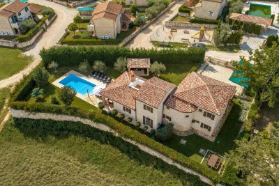 Kamena vila sa bazenom i velikim dvorištem 2