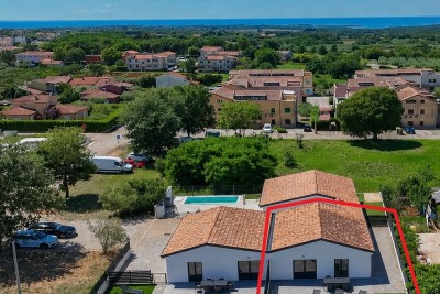 Moderna prizemnica s grijanim bazenom i uređenom okućnicom 29