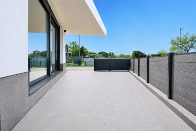 Stan u modernoj zgradi sa dvorištem udaljen 400m od plaže 4