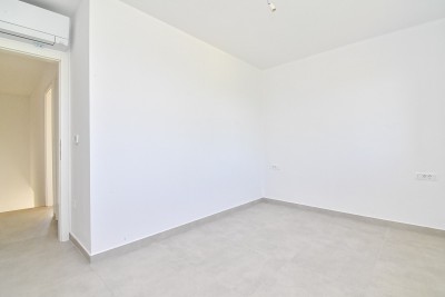 Dvoetažni stan s dvorištem i pogledom na more 10