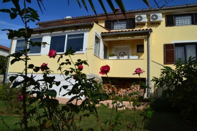 Ein Haus mit zwei Wohnungen und einem schönen Garten 1