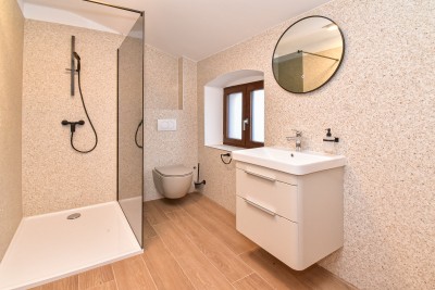 Renovirana istarska ljepotica s bazenom i prostranim dvorištem 23