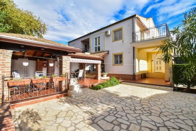 Casa con due appartamenti e un bel curato cortile 36