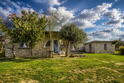 Šarmantna kamena kuća s pomoćnim objektom na prostranom zemljištu 3