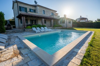 Istarska vila s bazenom u mirnom okruženju i pogledom na more
