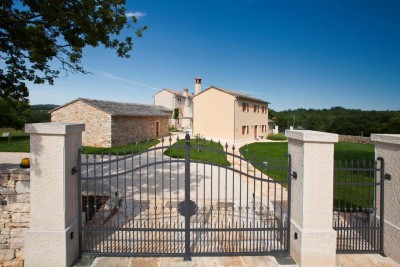 An authentic Istrian estate located on a spacious plot of land 25