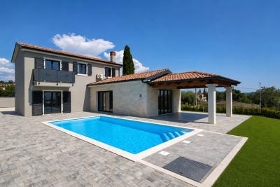Villa in pietra mediterranea con vista panoramica e ampio giardino