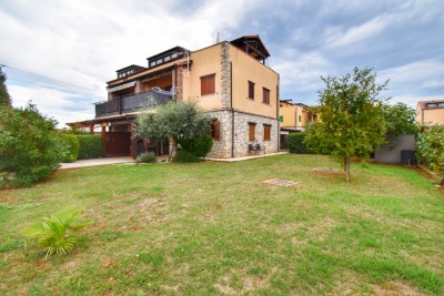 Ground floor apartment with swimming pool and tennis court