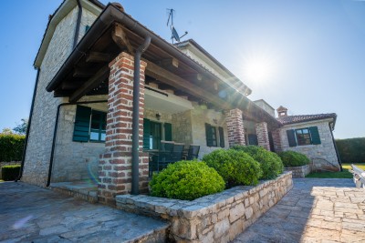 Mediteranska vila s prostranim vrtom i bazenom 7