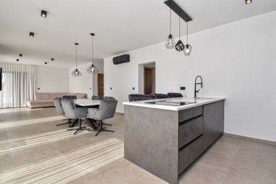 Moderna prizemnica s bazenom na mirnoj lokaciji 9