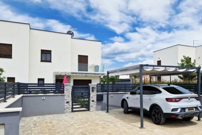 Moderna casa a schiera completamente attrezzata con cortile 18